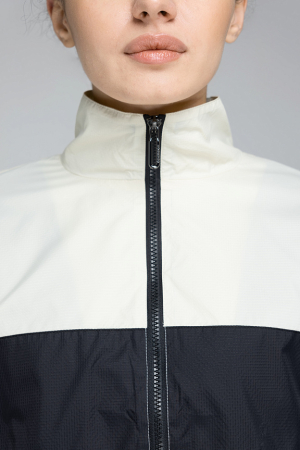 W02120SF-SB241 Куртка ветрозащитная женская (бежевый/черный)