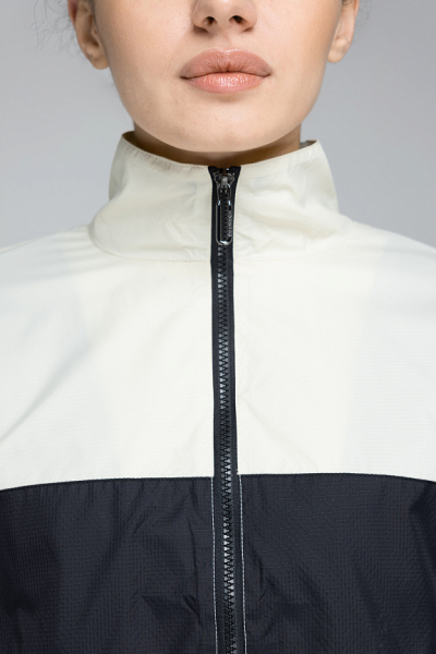 W02120SF-SB241 Куртка ветрозащитная женская (бежевый/черный)