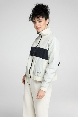 W02120SF-SB241 Куртка ветрозащитная женская (бежевый/черный)