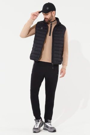 M11220G-BB251 Жилет мужской (черный)